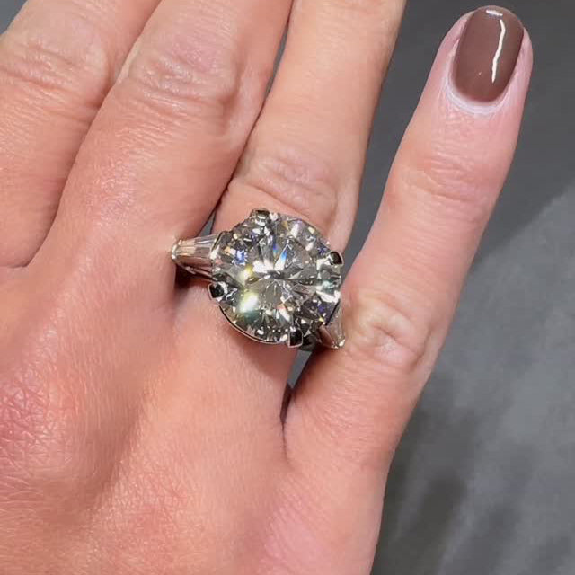 8Ct Classic Round-Cut Sapphire Three-Stone Engagement Ring