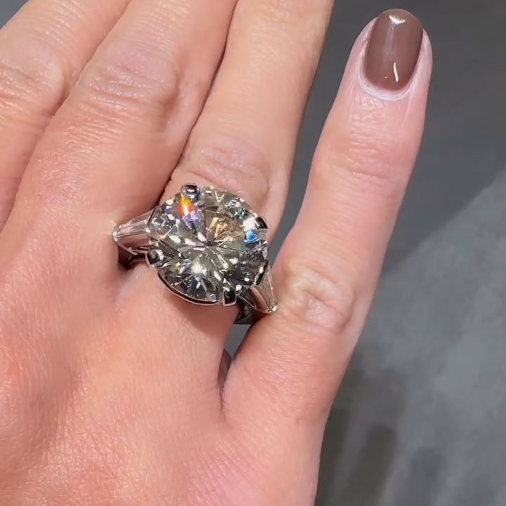 8Ct Classic Round-Cut Sapphire Three-Stone Engagement Ring