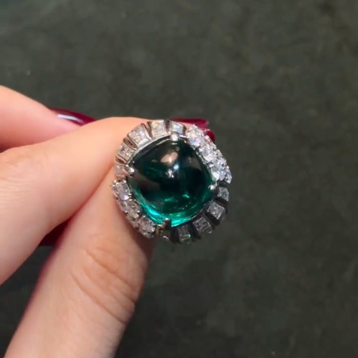10-Carat Sugarloaf-Cut Deep-Hued Emerald Art Ring