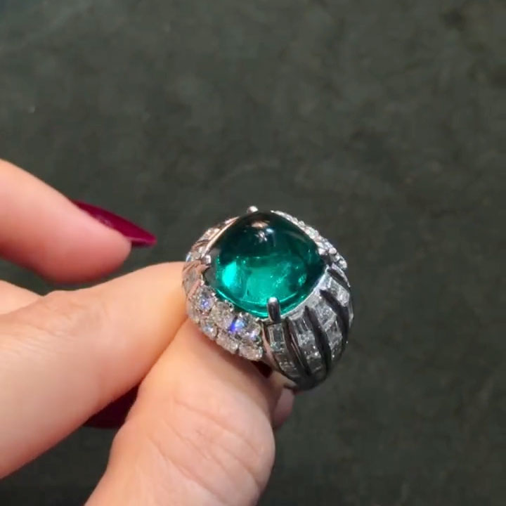 10-Carat Sugarloaf-Cut Deep-Hued Emerald Art Ring