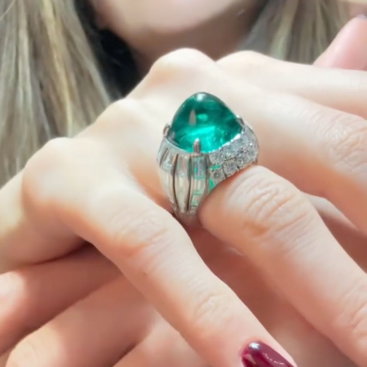 10-Carat Sugarloaf-Cut Deep-Hued Emerald Art Ring